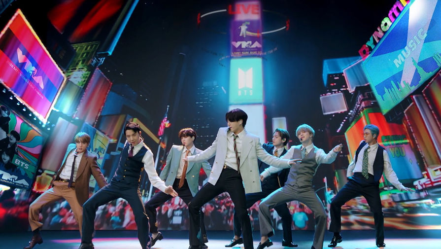Группа BTS во время выступления на&nbsp;MTV Video Music Awards 2020