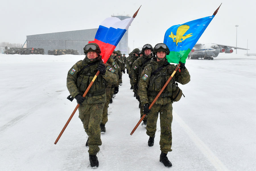 Военнослужащие РФ контингента миротворческих сил ОДКБ на аэродроме Чкаловский в Московской области, вернувшиеся из Казахстана, 15 января 2022 года