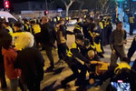 Полицейские задерживают людей на акции протеста против коронавирусных ограничений, Шанхай, 27 ноября 2022 года
