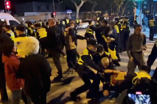 Полицейские задерживают людей на&nbsp;акции протеста против коронавирусных ограничений, Шанхай, 27&nbsp;ноября 2022&nbsp;года