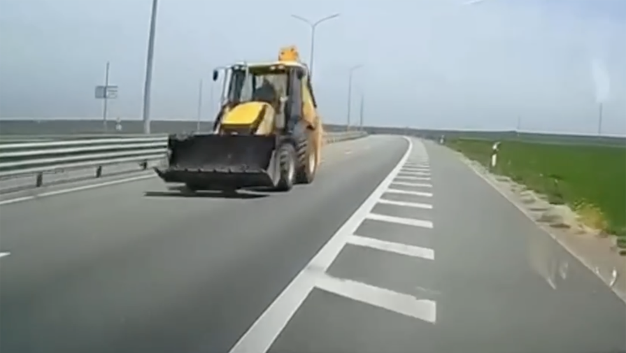 В Крыму очевидец снял на видео трактор, мчавшийся по встречной на трассе "Таврида"