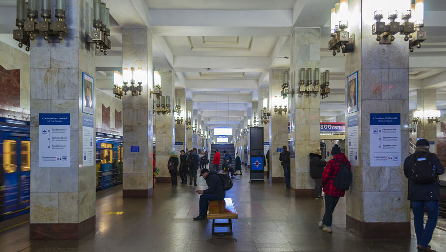 В Нижнем Новгороде девушка спрыгнула на рельсы метро перед прибытием поезда