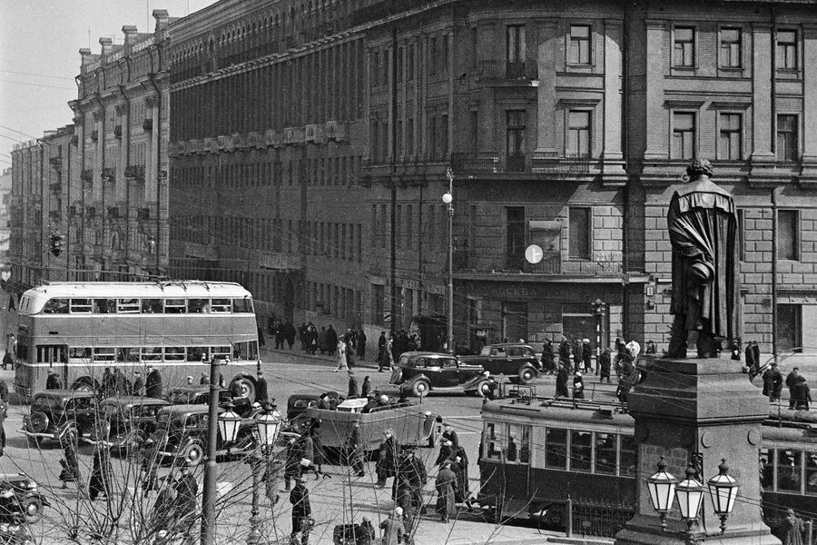 Двухэтажный троллейбус на&nbsp;Пушкинской площади, 1939&nbsp;год