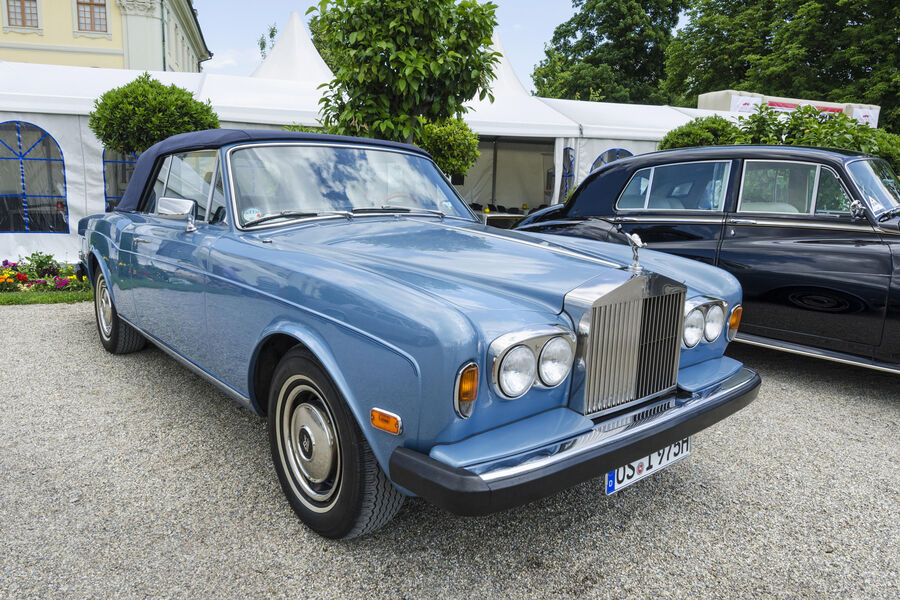 <b>Rolls-Royce Corniche</b>
<br><br>
Corniche, производившийся с&nbsp;1971 по&nbsp;1995 год, представляет собой двухдверное купе-кабриолет с&nbsp;откидным мягким верхом. Как и все модели Rolls-Royce, он собирался вручную в&nbsp;Великобритании, точнее, в&nbsp;Лондоне. У&nbsp;автомобиля есть родной брат – «Серебряная тень» (Silver Shadow). Примечательно, что Corniche также продавался как Bentley, который позже стал известен как Bentley Continental. Для&nbsp;того времени это была очень элегантная машина для&nbsp;воскресных поездок, с&nbsp;трехступенчатой автоматической коробкой передач и мотором V8 она развивала максимальную скорость в&nbsp;120 миль в&nbsp;час.