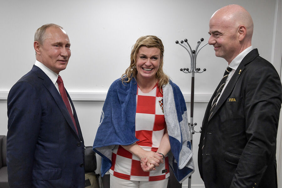Президент РФ Владимир Путин, президент Хорватии Колинда Грабар-Китарович и президент FIFA Джанни Инфантино (слева направо) после церемонии награждения после финального матча чемпионата мира по&nbsp;футболу &mdash; 2018&nbsp;между&nbsp;сборными командами Франции и Хорватии на&nbsp;стадионе &laquo;Лужники&raquo; в&nbsp;Москве, 15&nbsp;июля 2018&nbsp;года