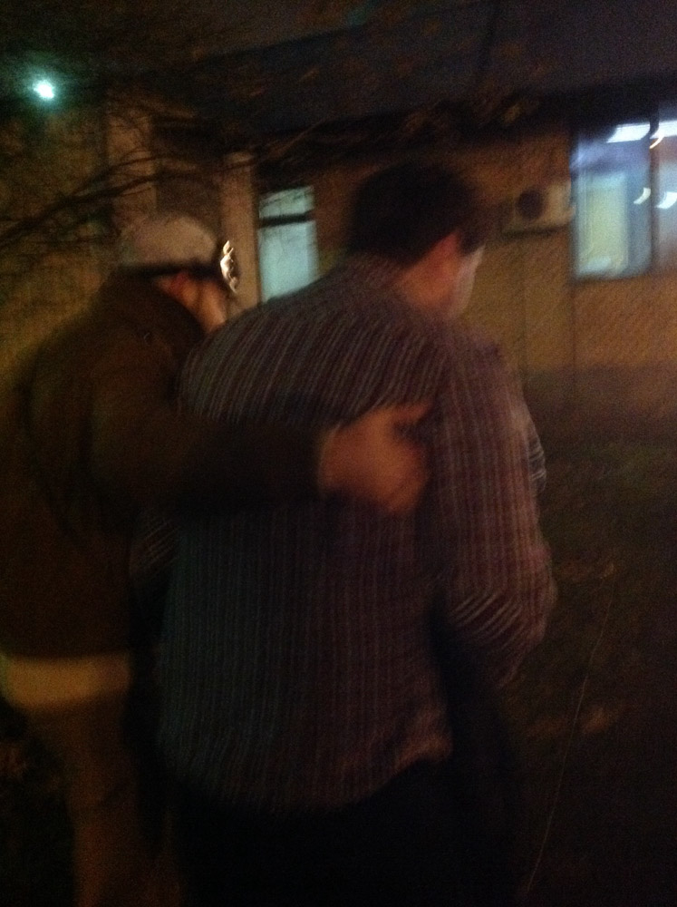 Олега Мельникова, накачанного барбитуратами, ведут к посту ДПС