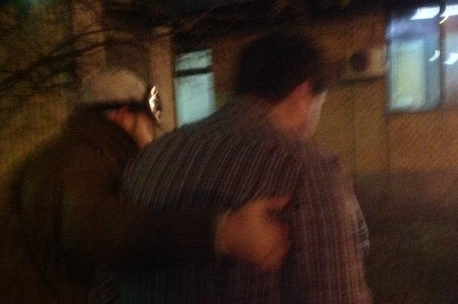 Олега Мельникова, накачанного барбитуратами, ведут к посту ДПС