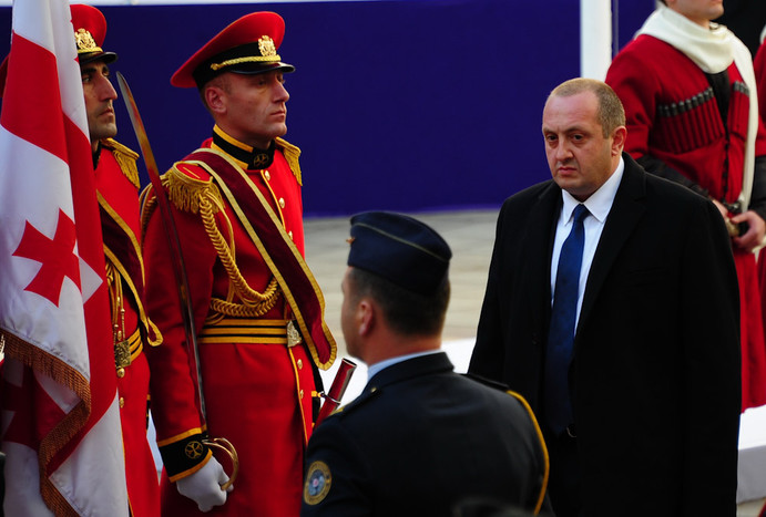 Президент Грузии Георгий Маргвелашвили на&nbsp;церемонии инаугурации во внутреннем дворе парламента