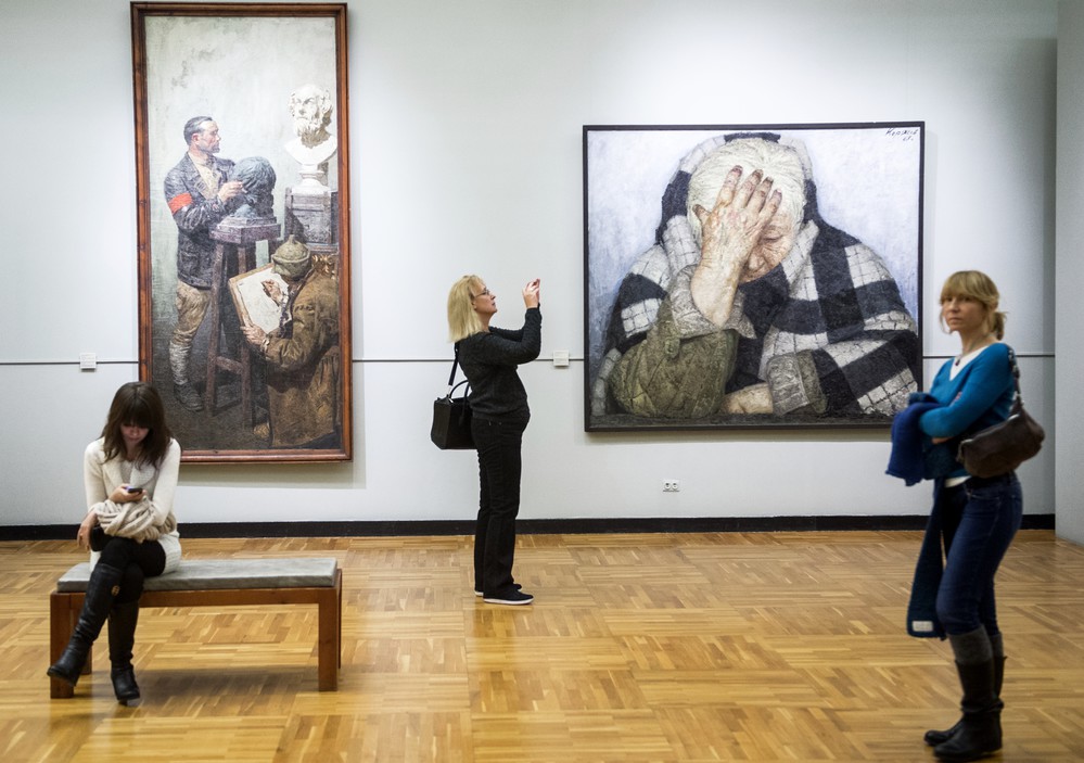 Посетители Третьяковской галереи у работ Г. Коржева-Чувелева «Гомер» («Рабочая студия») (слева) и «Мать». Из серии «Опаленные огнем войны» в рамках акции «Ночь искусств» в Москве