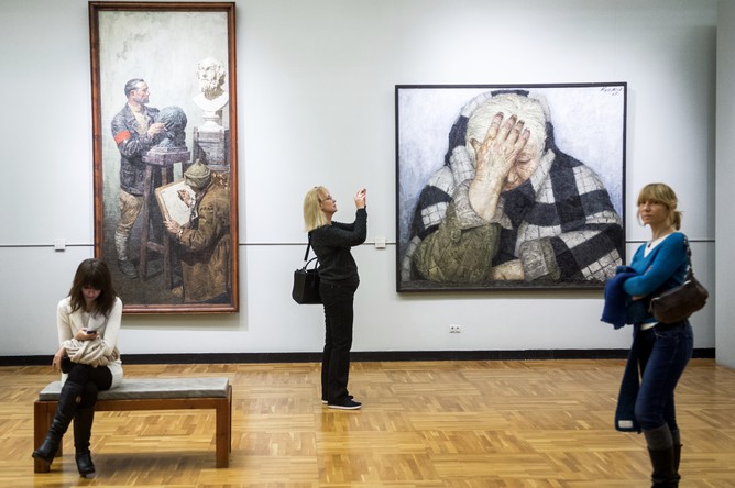 Посетители Третьяковской галереи у работ Г. Коржева-Чувелева «Гомер» («Рабочая студия») (слева) и «Мать». Из серии «Опаленные огнем войны» в рамках акции «Ночь искусств» в Москве