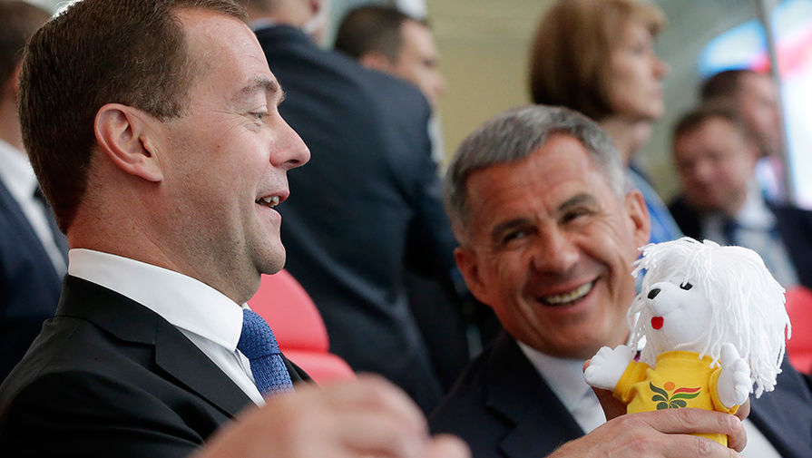Премьер-министр России Дмитрий Медведев и президент Татарстана Рустам Минниханов на трибуне «Казань Арены»