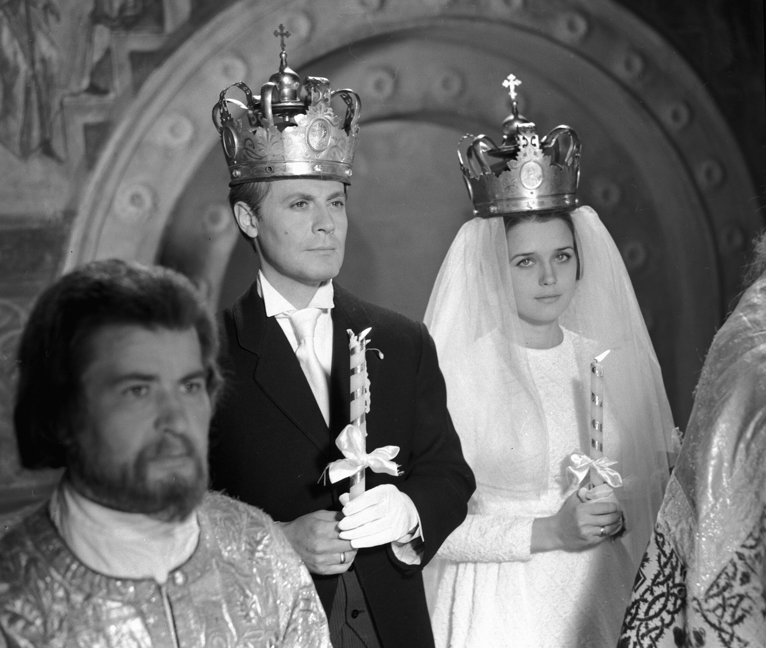 Как впоследствии вспоминала сама актриса, на момент приглашения в многосерийную драму Василия Ордынского у нее «практически не были никакого опыта», из-за чего съемочная площадка стала для нее второй школой. Безусловно, помогли Алферовой также именитые коллеги, в том числе Юрий Соломин и Михаил Козаков. На фото: Юрий Соломин и Ирина Алферова в сцене из кинофильма «Хождение по мукам», 1979 год