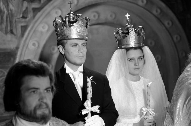 Как впоследствии вспоминала сама актриса, на момент приглашения в многосерийную драму Василия Ордынского у нее «практически не были никакого опыта», из-за чего съемочная площадка стала для нее второй школой. Безусловно, помогли Алферовой также именитые коллеги, в том числе Юрий Соломин и Михаил Козаков. На фото: Юрий Соломин и Ирина Алферова в сцене из кинофильма «Хождение по мукам», 1979 год
