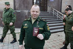 Министр обороны ДНР Владимир Кононов (в центре) с паспортом гражданина Донецкой народной республики
