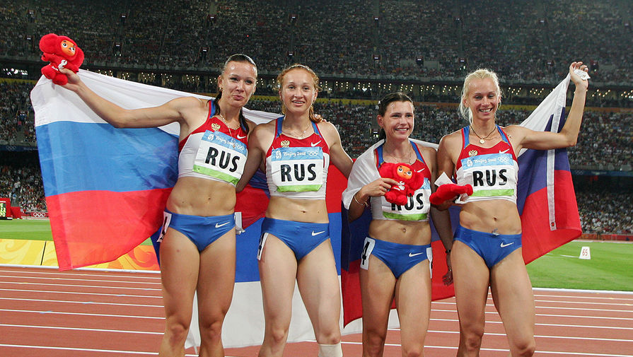 Российские легкоатлетки Юлия Чермошанская, Александра Федорива, Евгения Полякова, Юлия Гущина завоевали золото в женской эстафете 4 по 100 метров на Олимпийских играх, 2008 год
