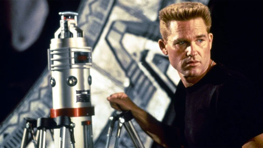 <b>Кадр из фильма «Звездные врата» (1994) </b> <br>
Изначально научно-фантастический фильм «Звездные врата» с Куртом Расселом, задумывался как первая часть кинотрилогии. Однако руководство студии «Metro-Goldwyn-Mayer» решило вместо этого выпустить телесериал, который положил начало огромной франшизе по вселенной «Звездных врат».