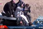 Астронавт Кэтлин Рубинс после приземления корабля «Союз МС-17» в степи Казахстана, 17 апреля 2021 года