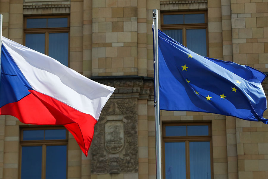 Флаги Чехии и Евросоюза у здания посольства Чехии в Москве