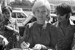 Барбара Брыльска раздает автографы во время IX Московского международного кинофестиваля, 1975 год
