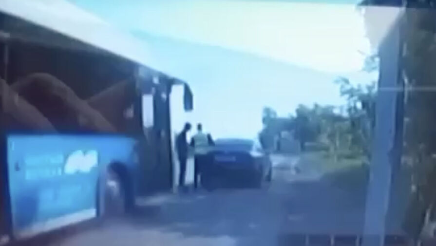 В Омске автобус сбил инспектора ДПС и водителя, стоявших у машины