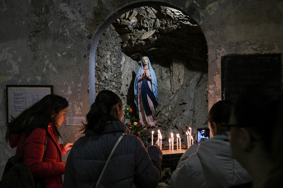 Верующие во время рождественского богослужения в&nbsp;римско-католической церкви Санта-Мария-Драперис в&nbsp;Стамбуле, 24&nbsp;декабря 2024&nbsp;года