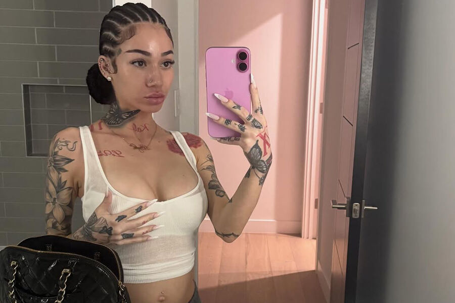 <b>Bhad Bhabi</b>
<br><br>
Bhad Bhabie добилась широкой известности еще в&nbsp;2017 году, ей тогда было всего 14&nbsp;лет. К&nbsp;счастью, речи об OnlyFans на&nbsp;тот момент не шло: американка прославилась благодаря YouTube и рэп-карьере (сомнительной, надо сказать).
<br><br>
На&nbsp;сервисе артистка зарегистрировалась сразу после 18-летия и с&nbsp;ходу установила рекорд, заработав $1 млн за&nbsp;первые шесть часов. В&nbsp;прошлом году платформа принесла Bhad Bhabie $25 млн, девушка входит в&nbsp;топ-3 самых успешных моделей OnlyFans. В&nbsp;том числе и по&nbsp;той причине, что дорого берет за&nbsp;контент &mdash; ее премиум-посты обходятся минимум в&nbsp;$100.