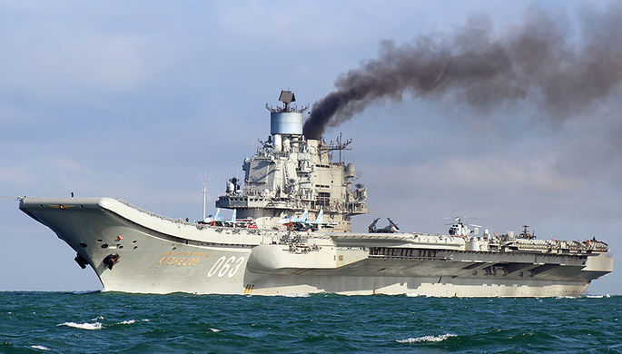 Тяжелый авианесущий крейсер «Адмирал Кузнецов» во время прохода через пролив Ла-Манш