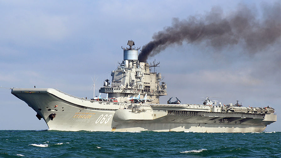 Тяжелый авианесущий крейсер «Адмирал Кузнецов» во время прохода через пролив Ла-Манш