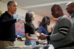 Барак Обама вместе с женой и дочерьми во время раздачи еды в Центре для бездомных в Вашингтоне в канун Дня благодарения, 2015 год