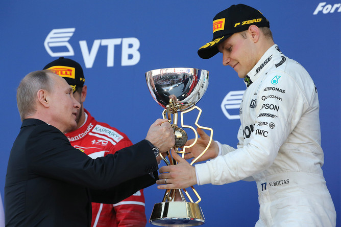 Президент РФ Владимир Путин и пилот команды Mercedes AMG F1 Валттери Боттас (слева направо), занявший первое место в гонке Гран-при России «Формулы-1», во время церемонии награждения на территории гоночного комплекса «Сочи Автодром»