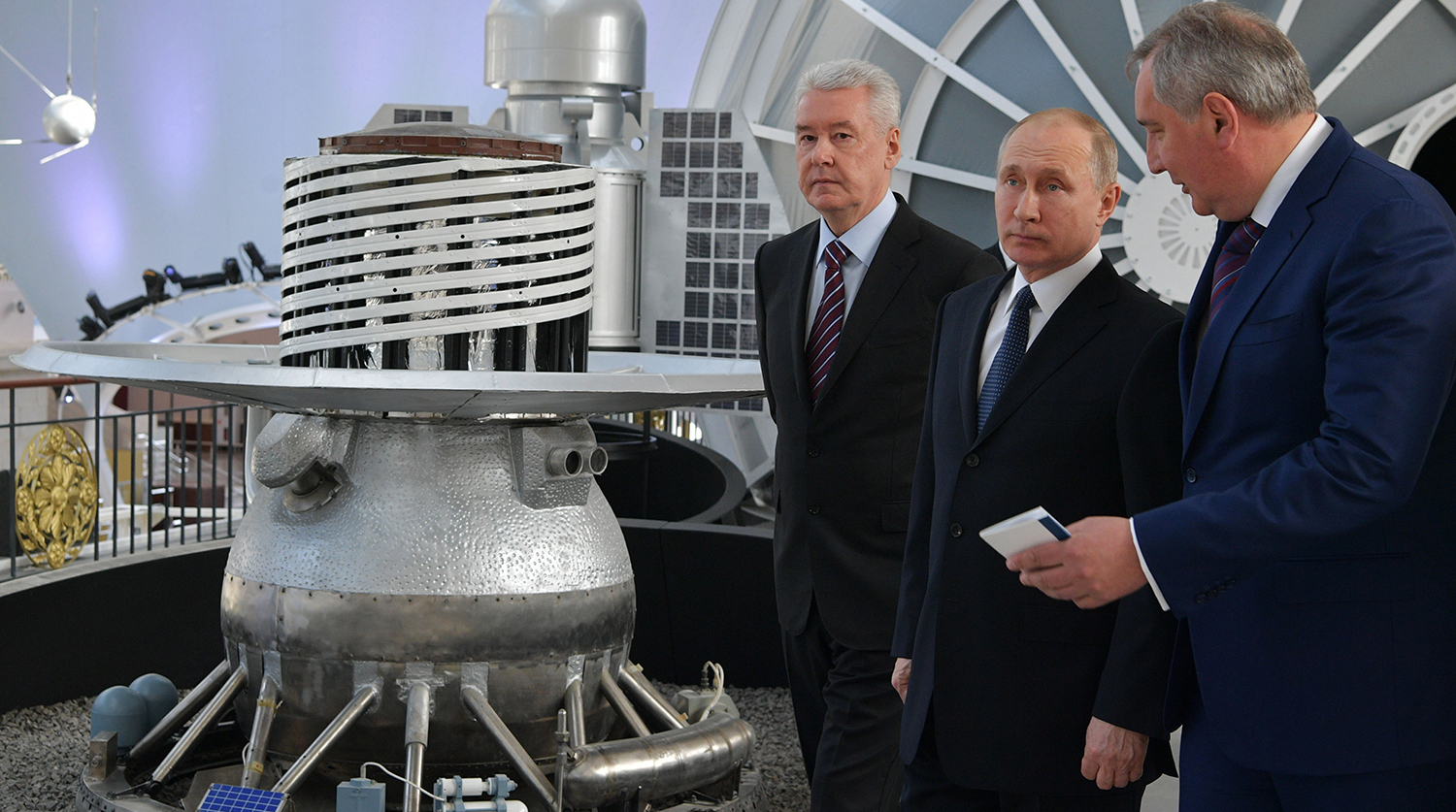 Мэр Москвы Сергей Собянин, президент России Владимир Путин и вице-премьер Дмитрий Рогозин во время посещения реконструированного павильона «Космос» на ВДНХ, 12 апреля 2018 года