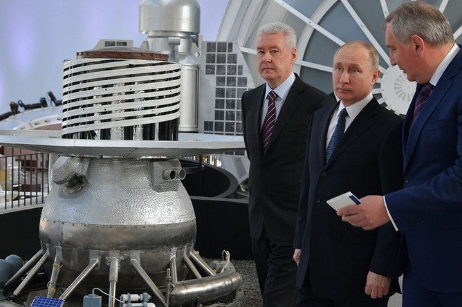 Мэр Москвы Сергей Собянин, президент России Владимир Путин и вице-премьер Дмитрий Рогозин во время посещения реконструированного павильона «Космос» на ВДНХ, 12 апреля 2018 года