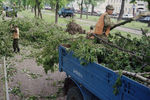 1998 год. Расчистка поваленных деревьев в одном из парков столицы
