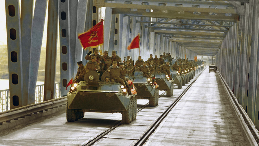 Колонна бронетранспортеров на мосту в Термезе во время вывода советских войск из Афганистана