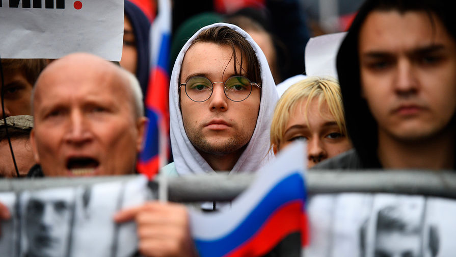 Участник митинга в поддержку незарегистрированных кандидатов в Мосгордуму на проспекте Академика Сахарова в Москве