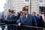 Бывший министр обороны СССР Дмитрий Язов, обвиняемый по делу ГКЧП, около здания Верховного суда, 1993 год