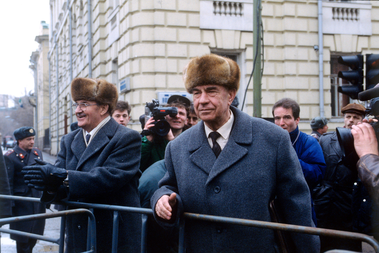 Бывший министр обороны СССР Дмитрий Язов, обвиняемый по делу ГКЧП, около здания Верховного суда, 1993 год