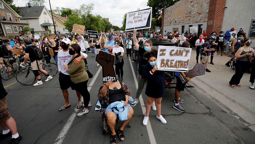 Во время протестов в Миннеаполисе, штат Миннесота, США, 27 мая 2020 года