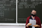 Учительница перед началом сдачи ЕГЭ по информатике в средней общеобразовательной школе №13 Владивостока, 3 июля 2020 года