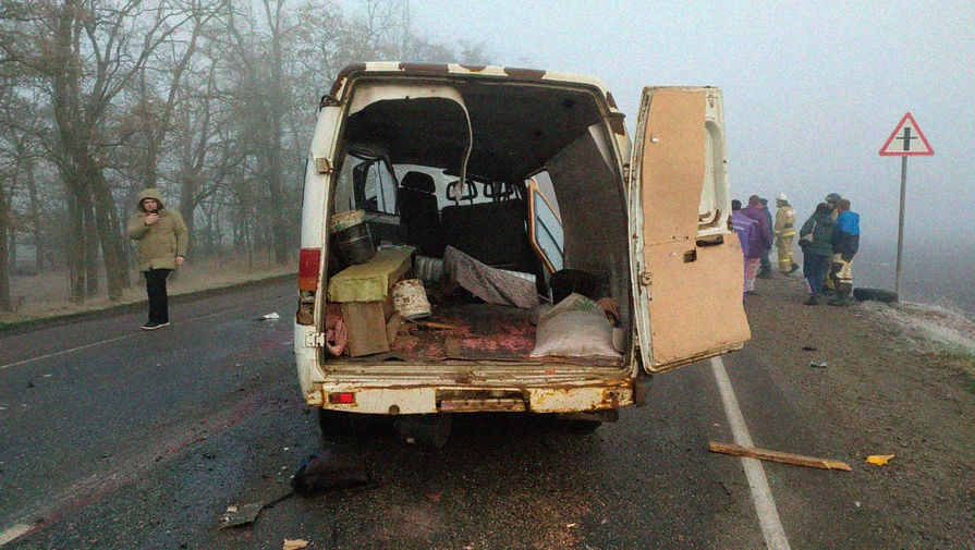 На месте аварии с участием «КамАЗа» и «Газели» в Выселковском районе Краснодарского края, 27 ноября 2020 года