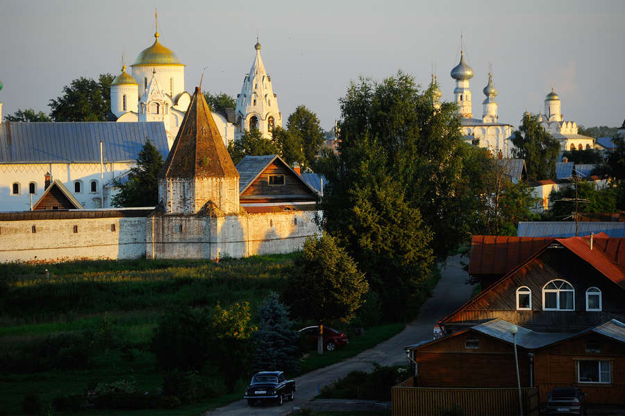 Вид на Покровский женский монастырь, расположенный в северной части Суздаля