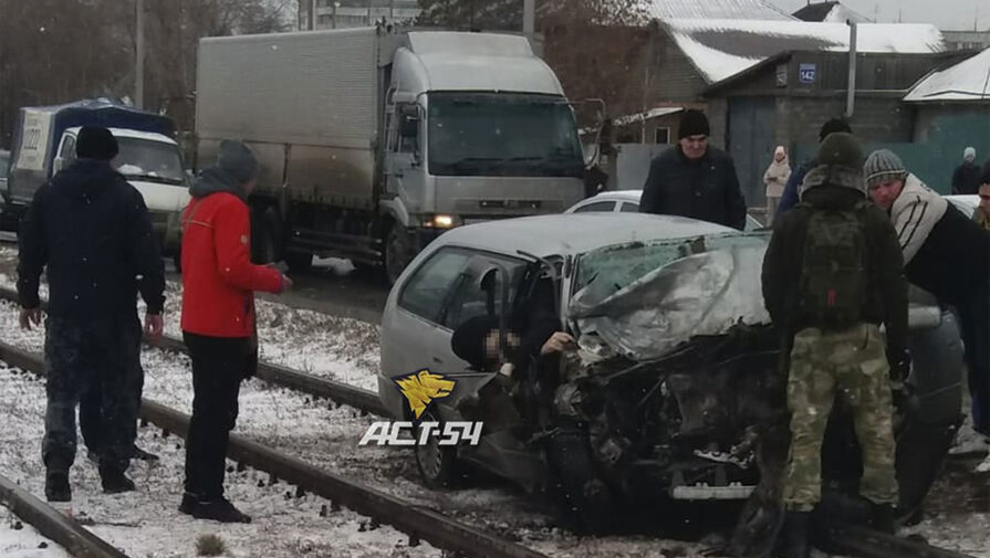 Два человека погибли и восемь пострадали в ДТП с маршруткой в Новосибирске