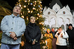 Прихожане во время праздничного богослужения в соборе Михаила Архангела, Сочи, 7 января 2024 года