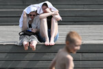 Люди отдыхают в парке Музеон в Москве, 4 июля 2024 года