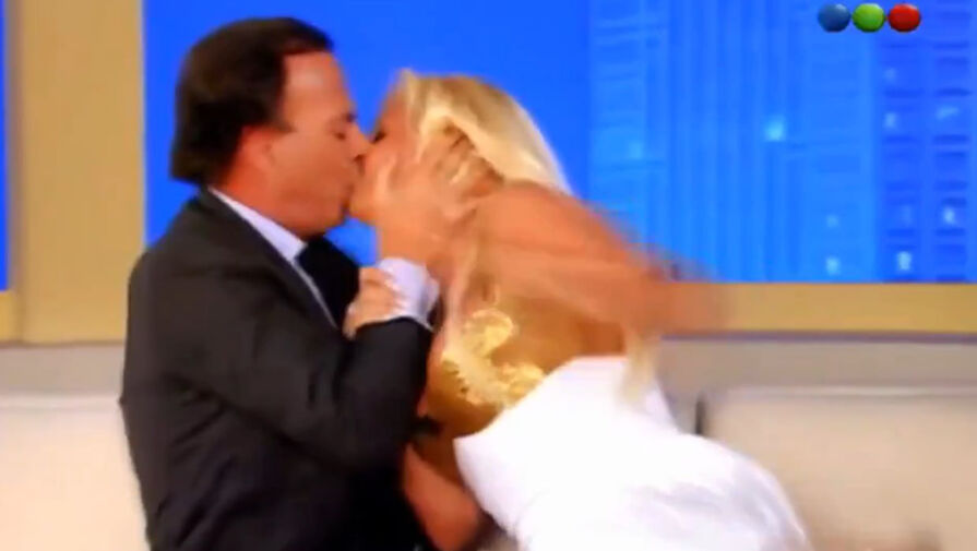 Обвиненный в домогательствах Иглесиас принуждал ведущую целовать его в эфире