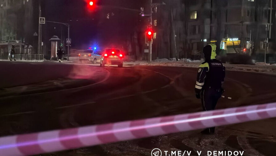 ГИБДД и полиция оцепили место у воронки от боеприпаса в Белгороде