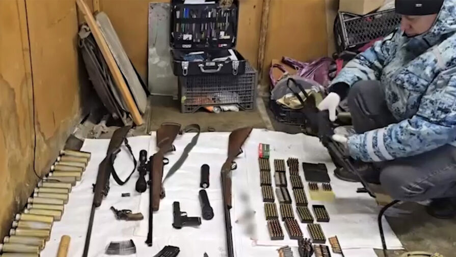 Автомат, патроны, граната: правоохранители задержали ростовчан после проверки гаража