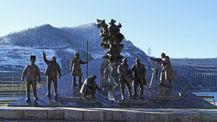 Памятник гидростроителям на&nbsp;территории Саяно-Шушенской ГЭС