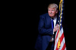 Кандидат в президенты США от Республиканской партии Дональд Трамп c государственным флагом во время предвыборной кампании в Нью-Хэмпшире