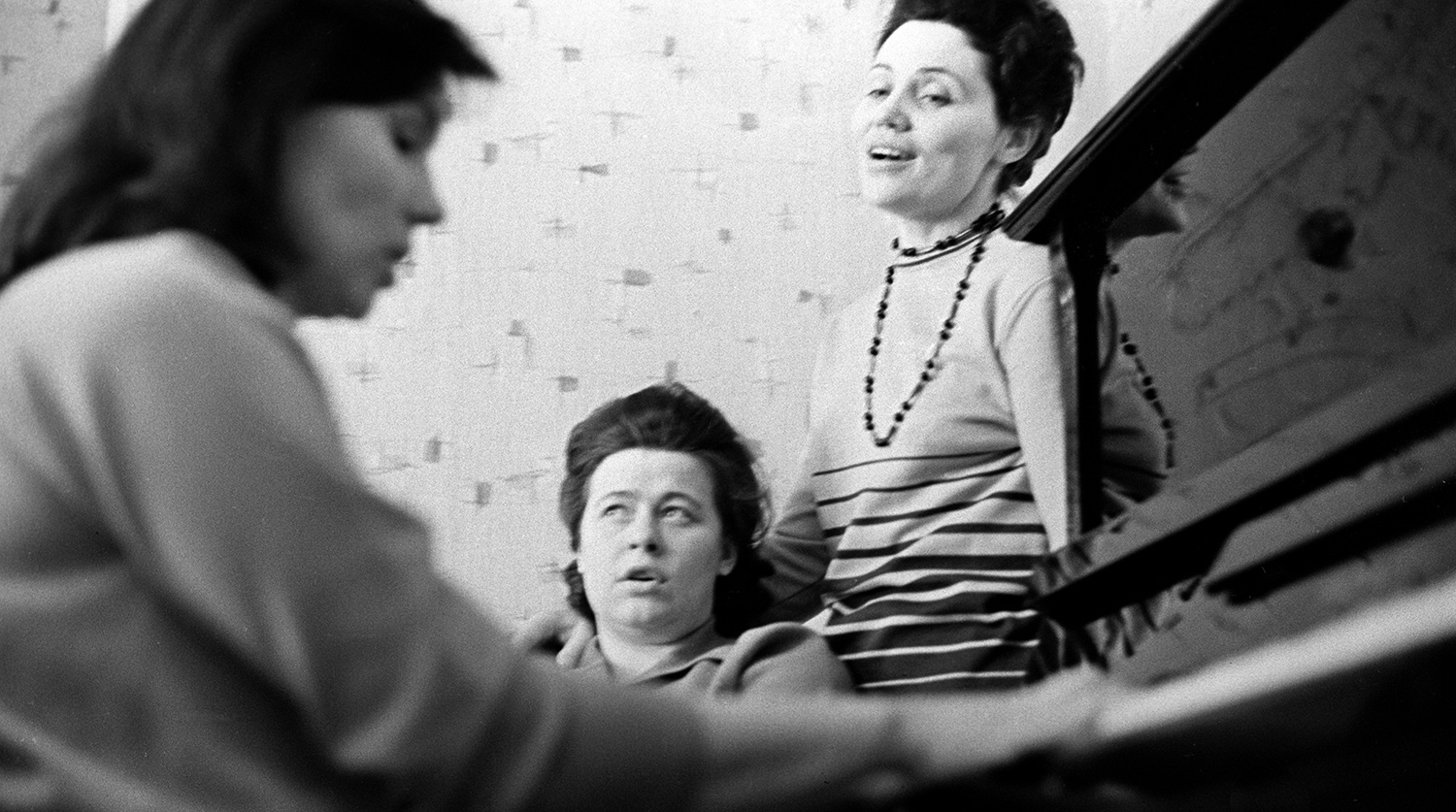 2519134 01.06.1966 Марина Попович - летчик-испытатель 1-го класса, многократная рекордсменка мира по самолетному спорту (справа), жена летчика-космонавта СССР Павла Поповича, в кругу друзей. Юрий Королев / РИА Новости